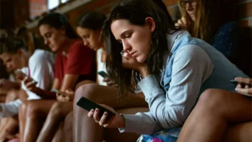 Jovenes_adictos_al_celular_218e39664a