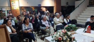 El público presente en la presentación del libro "Diccionario enciclopédico cruceño" el 22/05/2025. Foto: Carla Coímbra Molina.