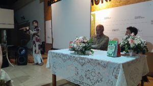 María Cristina Coímbra Fernández toca la flauta traversa en la presentación del libro "Diccionario enciclopédico cruceño" el 22/05/2025. Foto: Carla Coímbra Molina.