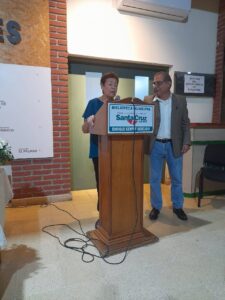 Habla doña Ana María Molina viuda de Coímbra en la presentación del libro "Diccionario enciclopédico cruceño" el 22/05/2025. Foto: Carla Coímbra Molina.