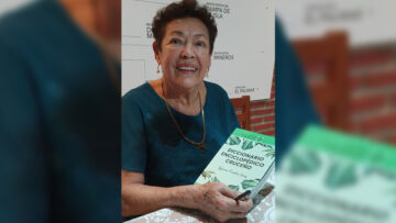 Doña Ana María Molina con un ejemplar del libro escrito por su difunto esposo. Foto: Aarón Mariscal.
