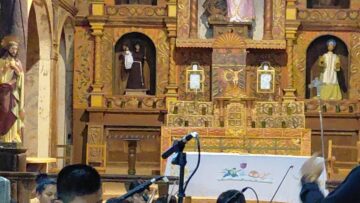 Niños tocando sus instrumentos dentro de una iglesia en Santa Ana de Velasco durante el festival de música barroca de 2025.