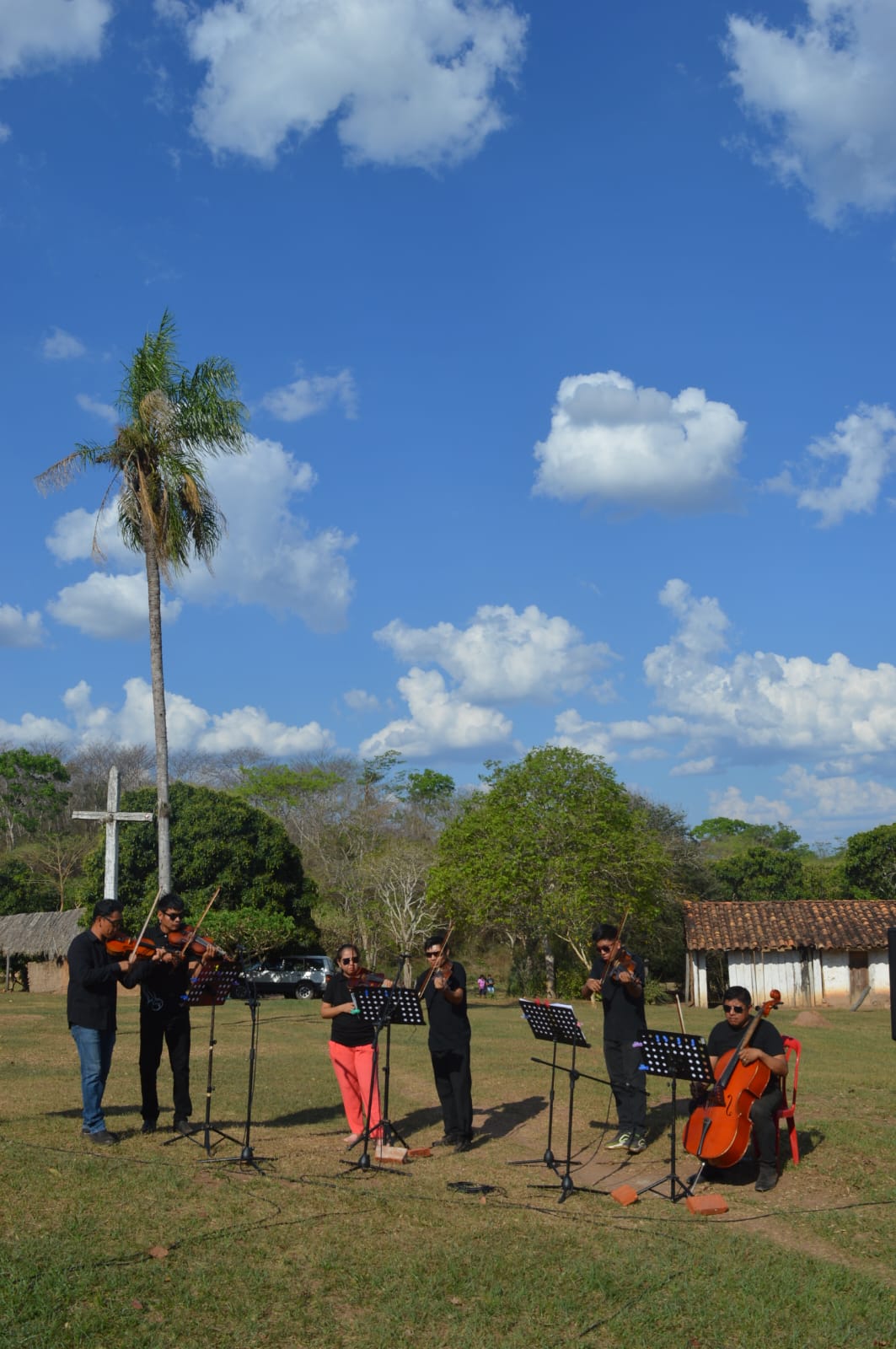 Foto vertical de orquesta en Santa Ana de Velasco (Santa Cruz, Bolivia) el 21 de septiembre de 2025.