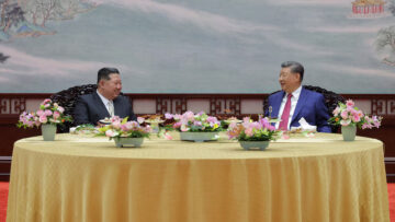 El líder norcoreano Kim Jong-un y el presidente chino Xi Jinping asisten a una reunión en Pekín, China, el 4 de septiembre de 2025. KCNA vía REUTERS