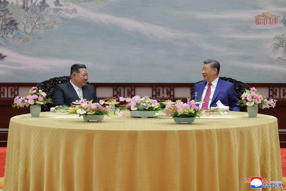 El líder norcoreano Kim Jong-un y el presidente chino Xi Jinping asisten a una reunión en Pekín, China, el 4 de septiembre de 2025. KCNA vía REUTERS