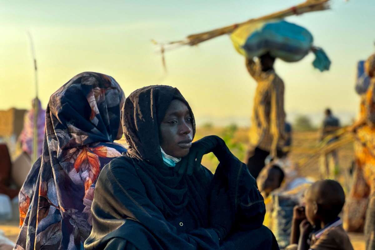 Una mujer desplazada descansa en Tawila, en la región occidental de Darfur, devastada por la guerra, el 28 de octubre de 2025, después de huir de El-Fasher tras la caída de la ciudad en manos de las Fuerzas de Apoyo Rápido (FAR). Fuente. Getty Images.