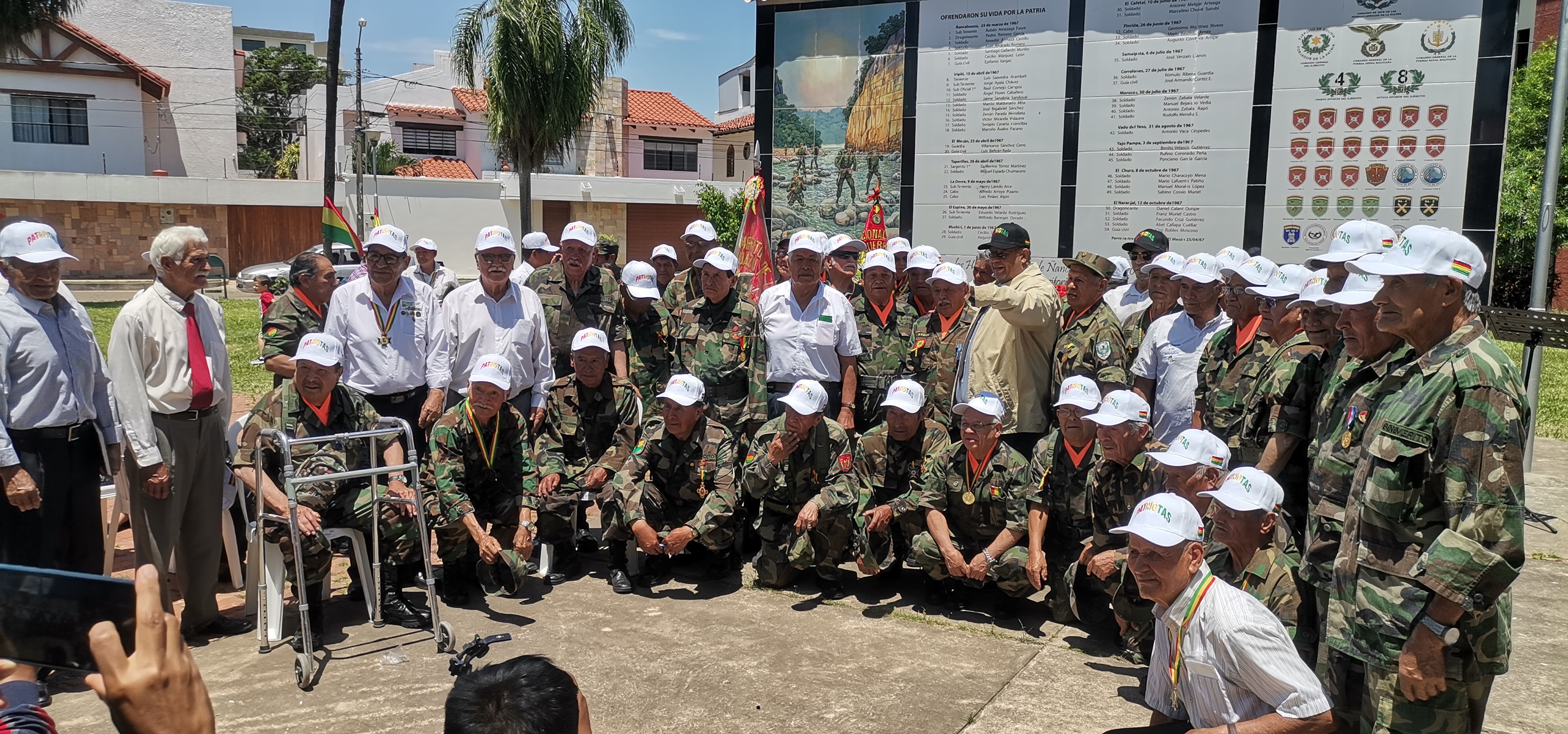 Beneméritos de Ñancahuazú en acto homenaje a su servicio. En la plaza Héroes de Ñancahuazú de Santa Cruz de la Sierra, Bolivia.