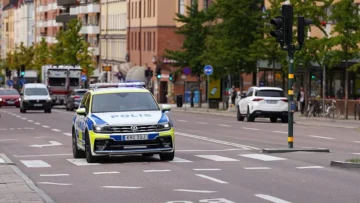 1024px-Swedish_police_car_with_lights_on-e1761225584400
