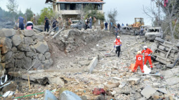 La Cruz Roja libanesa recupera el cuerpo de una de las víctimas de las ruinas del edificio bombardeado ayer en Aïto (Líbano) FATHI AL-MASRI / AFP