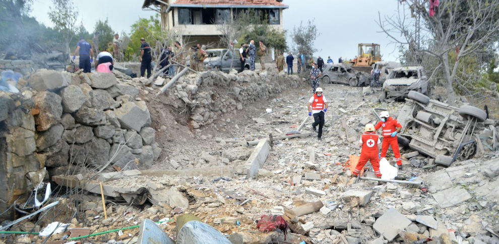 La Cruz Roja libanesa recupera el cuerpo de una de las víctimas de las ruinas del edificio bombardeado ayer en Aïto (Líbano) FATHI AL-MASRI / AFP