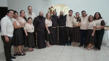 De la izquierda para la derecha, Pedro, shirley, Giovanna, Marinés, Renato, Fray Cipriano, Claudiane, fray Leví, fray Emanuel, Elías, Emma, Luis Fernando, Ermelinda y Fabiola. Hijos predilectos: José, Mario ( que ahora es voluntario), Miguel (en resocializacion), Javier, Álvaro y Nelson (voluntario de Paraguay).