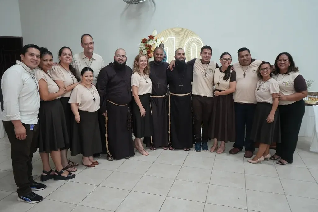 De la izquierda para la derecha, Pedro, shirley, Giovanna, Marinés, Renato, Fray Cipriano, Claudiane, fray Leví, fray Emanuel, Elías, Emma, Luis Fernando, Ermelinda y Fabiola. Hijos predilectos: José, Mario ( que ahora es voluntario), Miguel (en resocializacion), Javier, Álvaro y Nelson (voluntario de Paraguay).