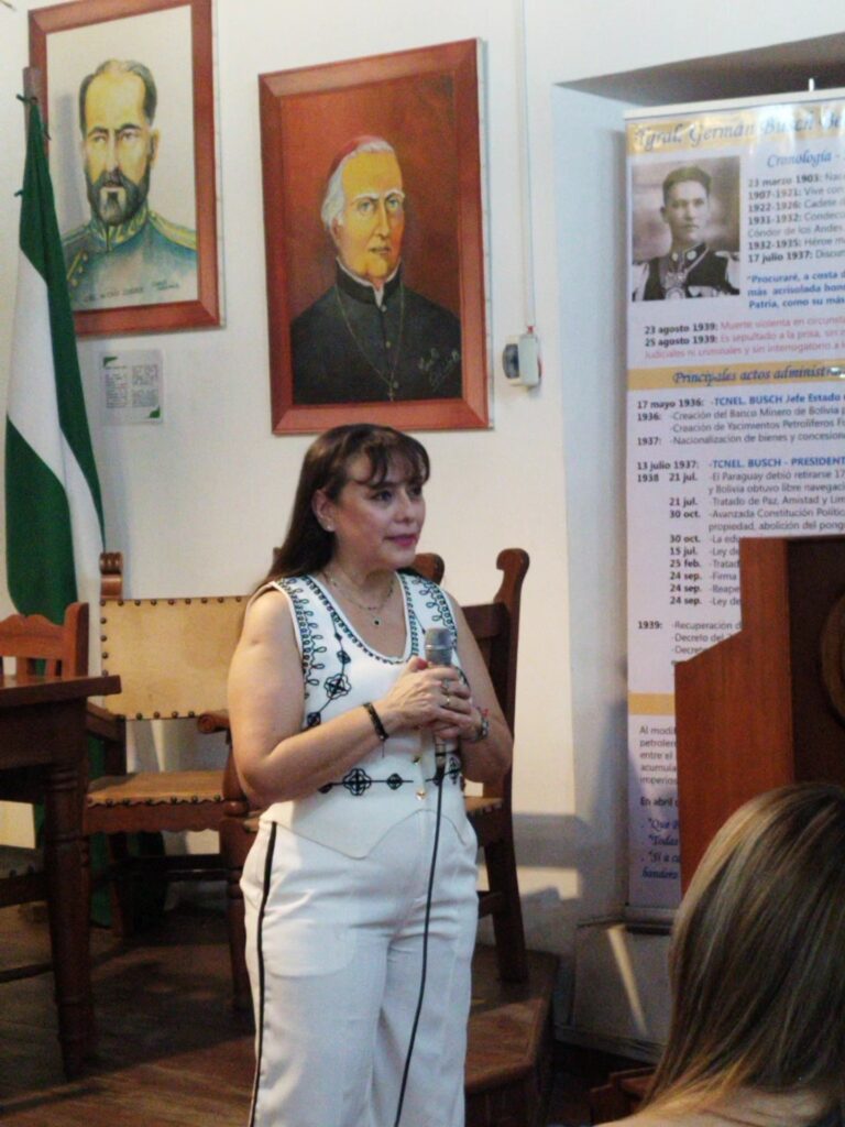 María Paola Toledo Castro brinda charla sobre el rol de la mujer en las luchas cívicas cruceñas. Foto: Movimiento Cultural Identidad Camba.