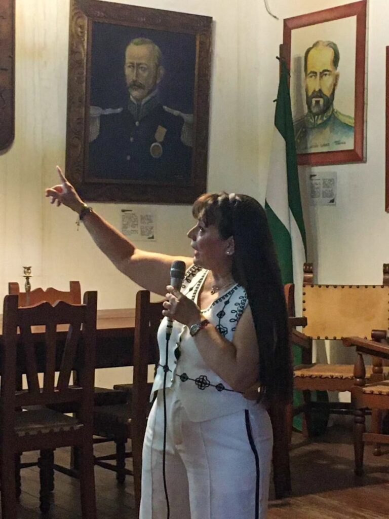 María Paola Toledo Castro brinda charla sobre el rol de la mujer en las luchas cívicas cruceñas. Foto: Movimiento Cultural Identidad Camba.