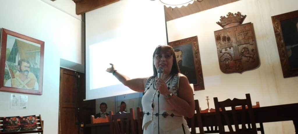 María Paola Toledo Castro brinda charla sobre el rol de la mujer en las luchas cívicas cruceñas. Foto: Aarón Mariscal.