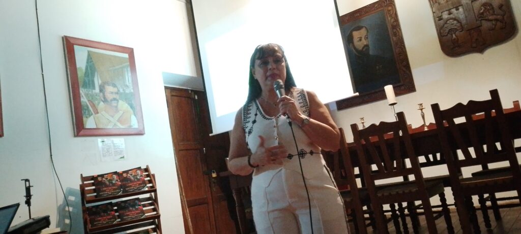 María Paola Toledo Castro brinda charla sobre el rol de la mujer en las luchas cívicas cruceñas. Foto: Aarón Mariscal.
