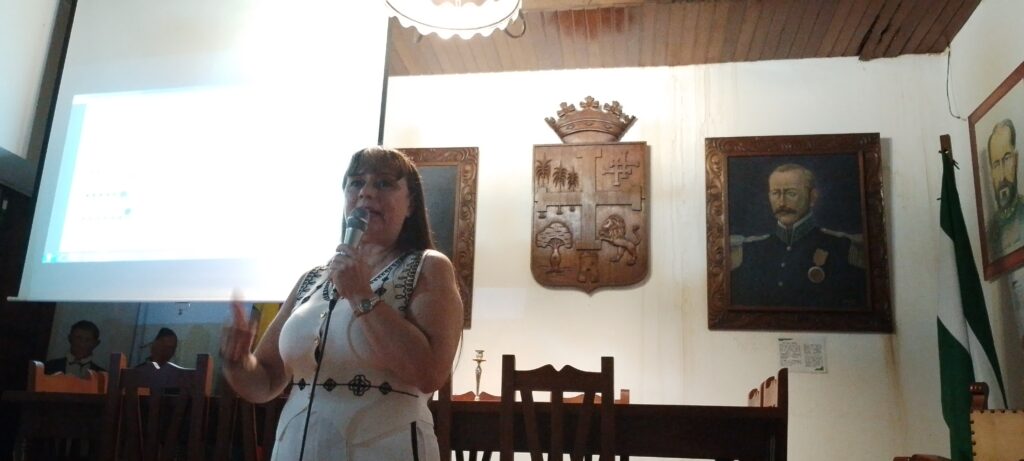 María Paola Toledo Castro brinda charla sobre el rol de la mujer en las luchas cívicas cruceñas. Foto: Aarón Mariscal.