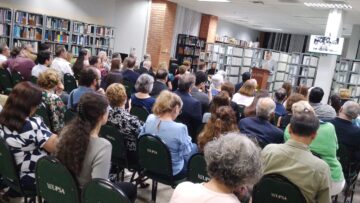 Óscar Terceros Suárez habla ante el público en el acto de entrega de las bibliotecas personales de Adalberto Terceros Mendívil y Marcelo Terceros Banzer a la Universidad Privada de Santa Cruz de la Sierra (UPSA).