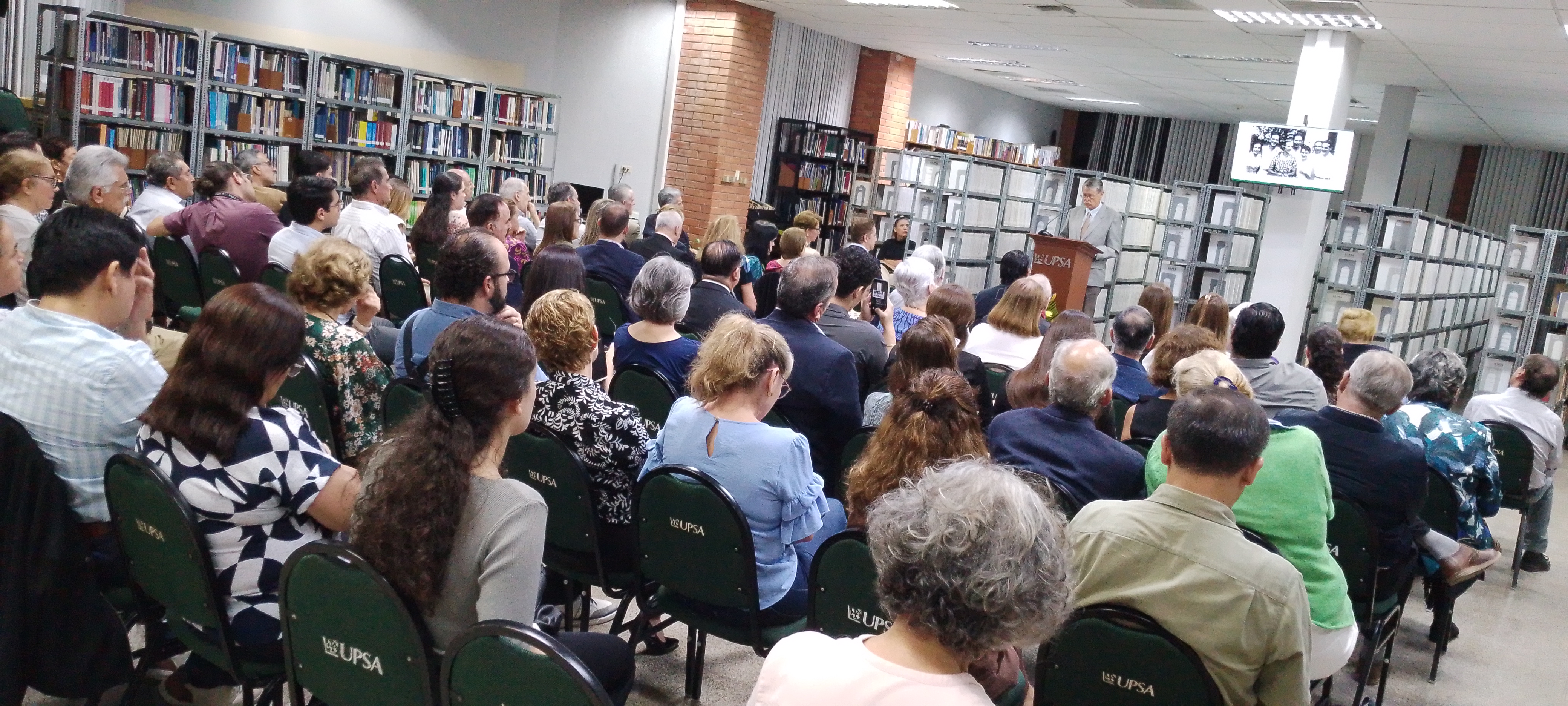 Óscar Terceros Suárez habla ante el público en el acto de entrega de las bibliotecas personales de Adalberto Terceros Mendívil y Marcelo Terceros Banzer a la Universidad Privada de Santa Cruz de la Sierra (UPSA).