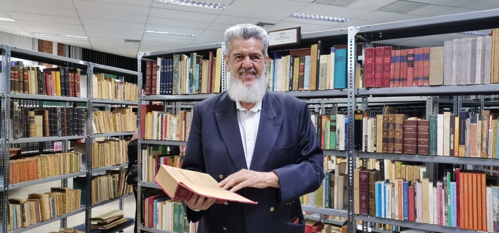 Francisco Terceros Suárez, hijo de Marcelo Terceros Banzer y nieto de Adalberto Terceros Mendivil, con una de las bibliotecas donadas. Foto: Aarón Mariscal.