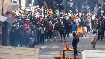 Terroristas de izquierda destruyen ornato público en La Paz, Bolivia