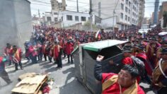 Ponchos Rojos agreden a la población paceña.