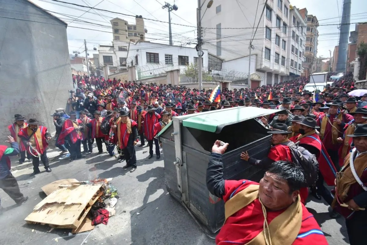 Ponchos Rojos agreden a la población paceña.