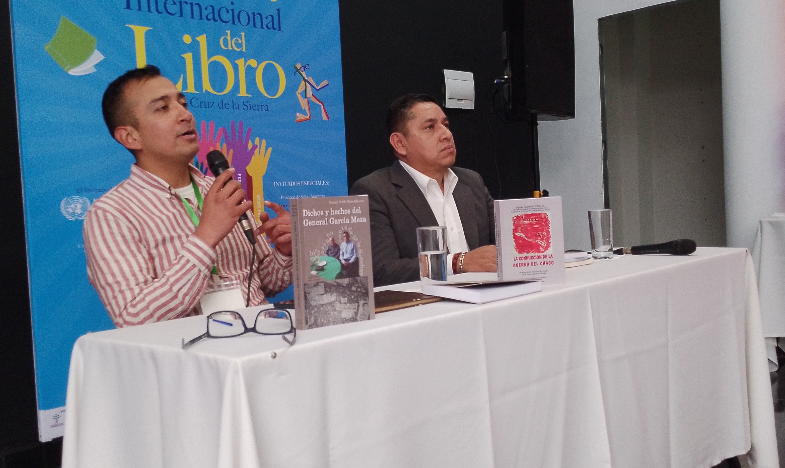 Henry Ríos presenta "Dichos y hechos del gral. García Meza". Foto: Aarón Mariscal.