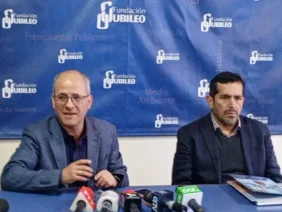 Raúl Velásquez (izq.) y René Martínez de la Fundación Jubileo Foto: ERBOL