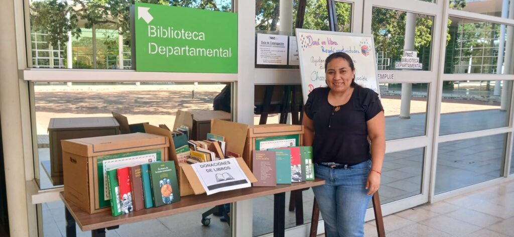 El ICEES donó libros que serán llevados por la biblioteca departamental cruceña a Charagua y Concepción.