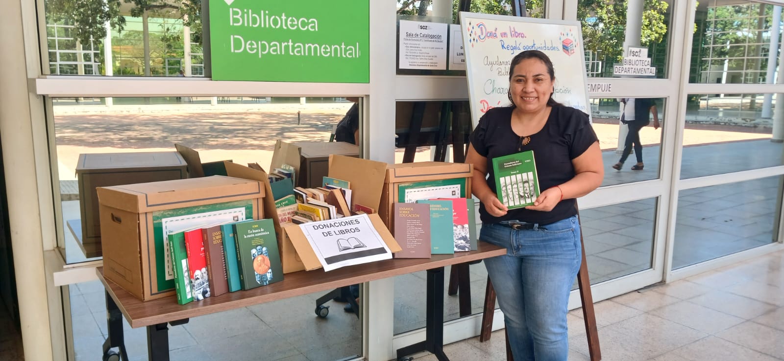 Libros donados por el ICEES a la biblioteca departamental de SCZ.