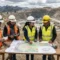 Técnicos del área minera analizan los sectores de la actividad. | Foto: MMyM